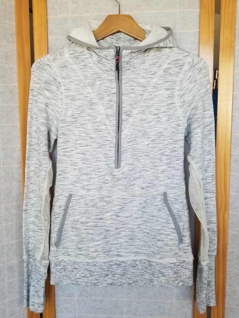 FP Movement Gray Hoodie Markle Mesh Half-Zip Sweatshirt Size Medium Zip Pockets